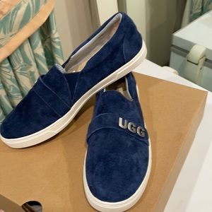 🎁🛍🎁New UGG Kitlyn Charm Navy suede slip on size 10.